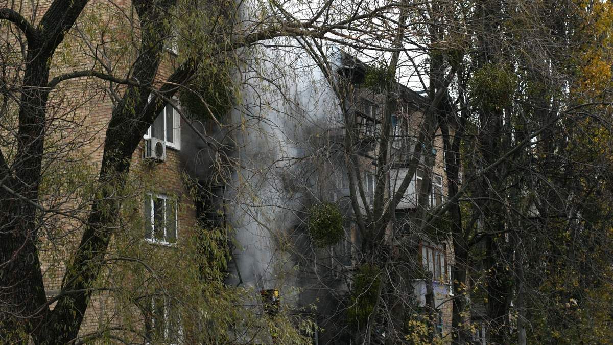 Un edificio dañado en Kiev tras un nuevo bombardeo ruso