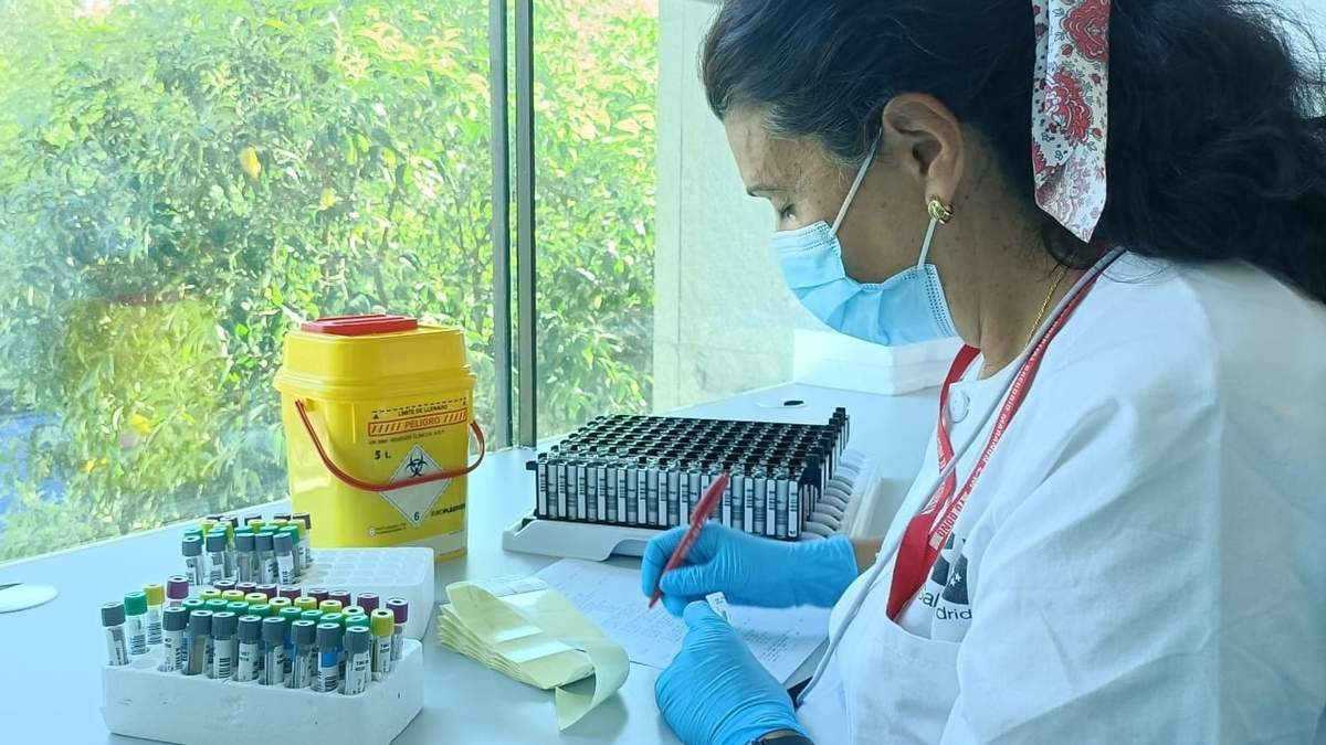Una técnico de laboratorio prepara una PCR para el análisis de la viruela del mono, en el Hospital Ramón y Cajal, Madrid