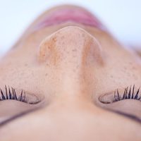 Los mejores secretos de belleza para tener pestañas largas y sugerentes