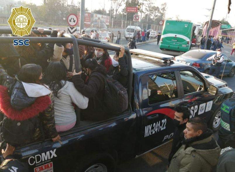 Patrullas de la Policía capitalina trasladan a usuarios del Metro