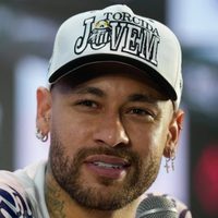 Neymar es operado de la rodilla izquierda y espera llegar al Mundial 2026