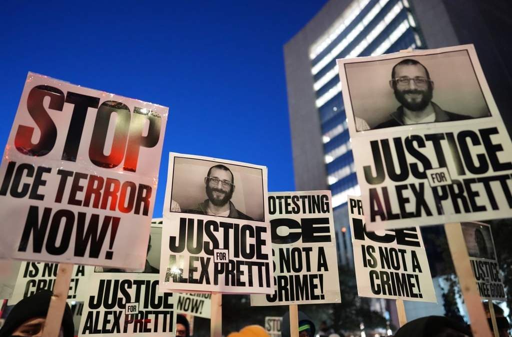 Manifestantes sostienen pancartas con mensajes contra el ICE y con peticiones de justicia para Alex Pretti, asesinado por agentes federales, durante una protesta contra la aplicación de la ley federal de inmigración en la Plaza del Tribunal Federal el martes 27 de enero de 2026 en Minneapolis