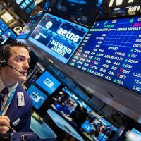 Trepan las acciones argentinas en Wall Street tras la nueva oferta del canje de deuda