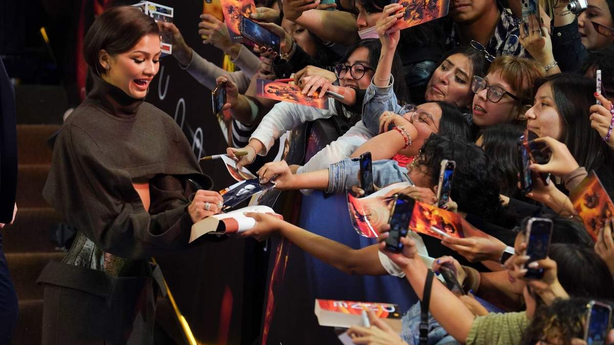 Zendaya firma autógrafos