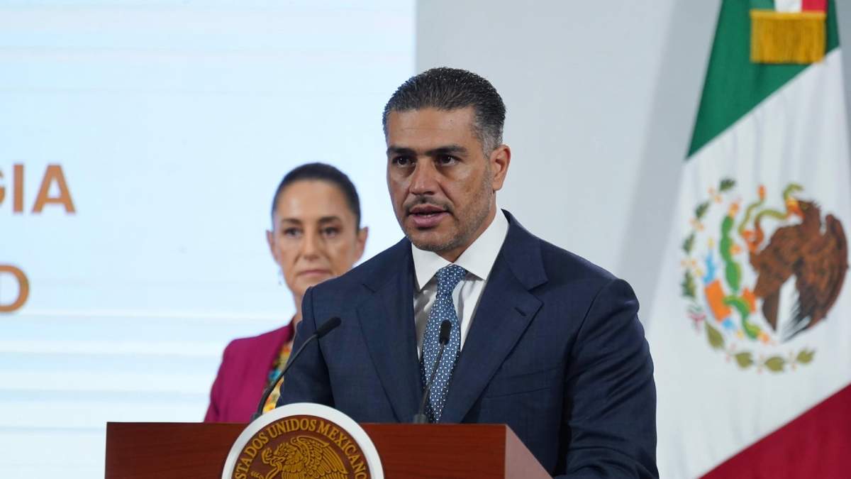 Omar García Harfuch en la conferencia matutina de Palacio Nacional, con la presidenta Claudia Sheinbaum detrás, este martes 12 de agosto de 2024