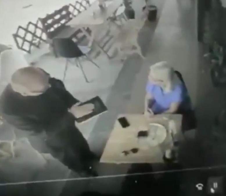 Supuesto robo de un celular a una clienta de restaurante
