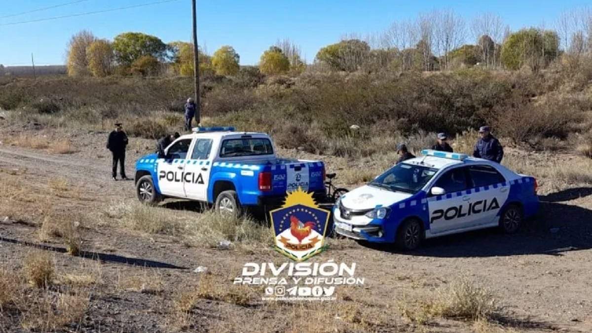 El cuerpo fue encontrado a orillas de la ruta 22 en Senillosa. Fuente: (Policía Neuquén)