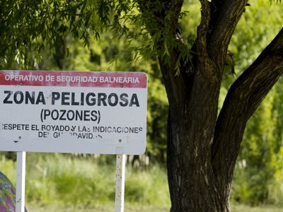 Rescataron a una familia que se encontraba varada en un sector del Río Limay