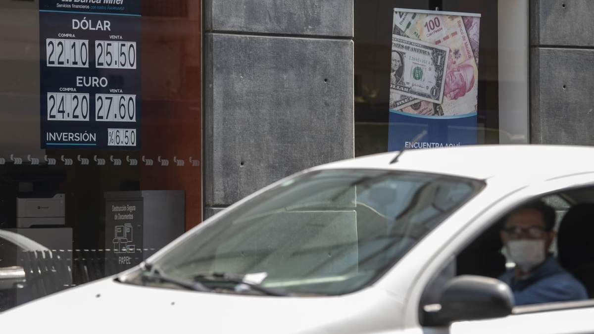 El peso se ofertó en 10.97 por dólar