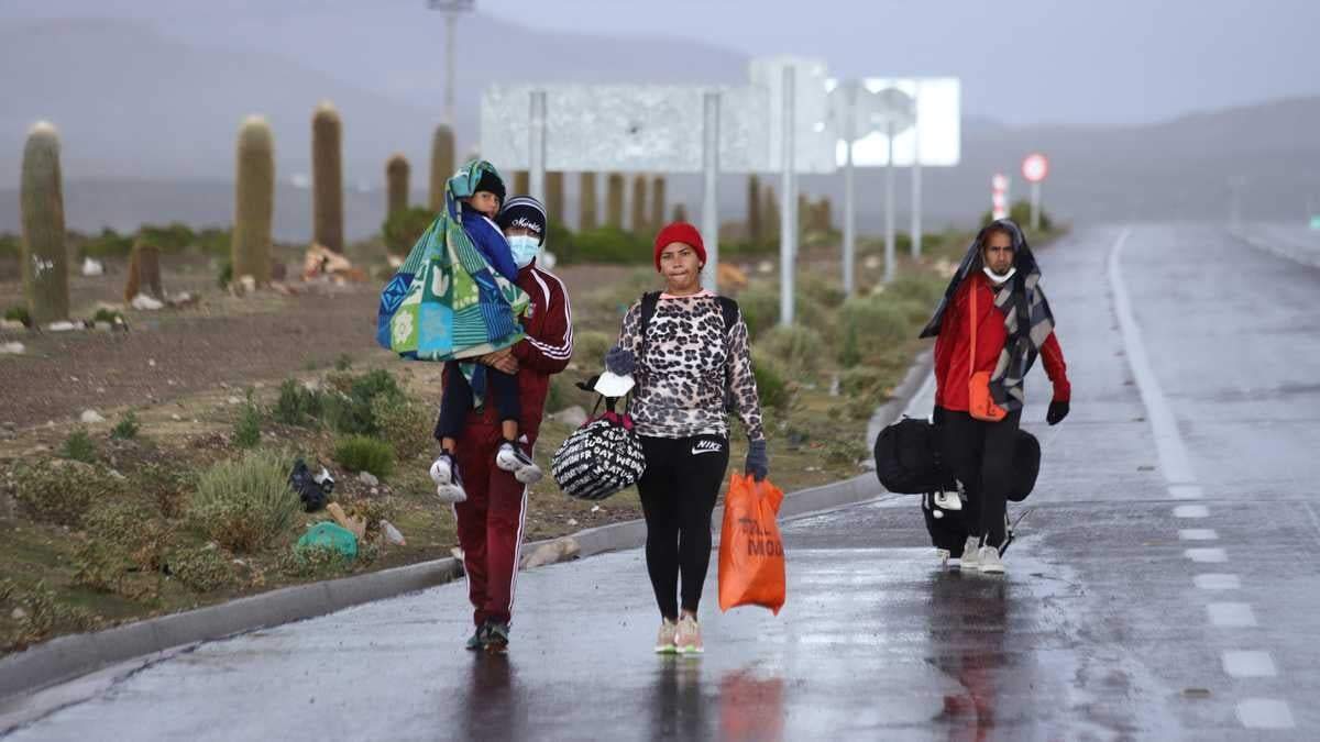 Un grupo de migrantes cruza la frontera terrestre de Chile. Fuente: (Twitter)
