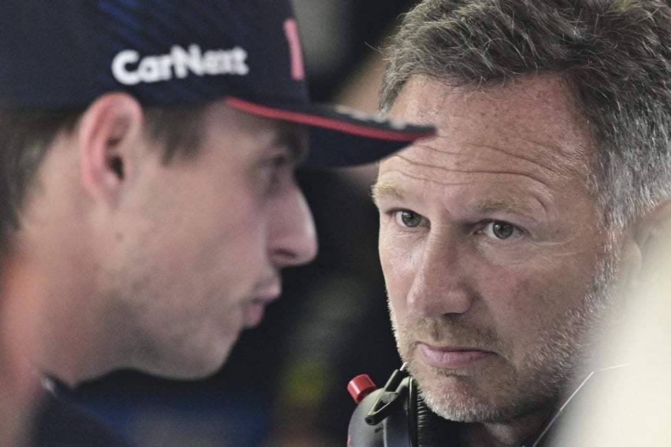 El director del equipo Red Bull, Christian Horner (derecha), habla con el piloto de Red Bull, Max Verstappen, de los Países Bajos, antes de la sesión de clasificación para el Gran Premio de Italia de Fórmula Uno, el domingo, en el circuito de Monza, Italia, el 2 de septiembre de 2023.