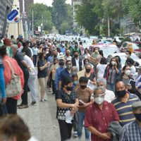 Adultos mayores hacen fila de hasta 2 horas para recibir la vacuna en Benito Juárez