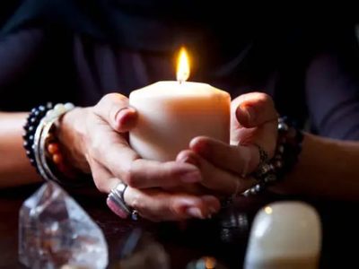 El poderoso ritual de 4 pasos para liberarte del pasado y atraer abundancia antes de la Luna Rosa
