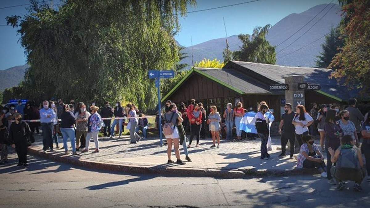Marcha en Villa La Angostura. Fuente: (Twitter)