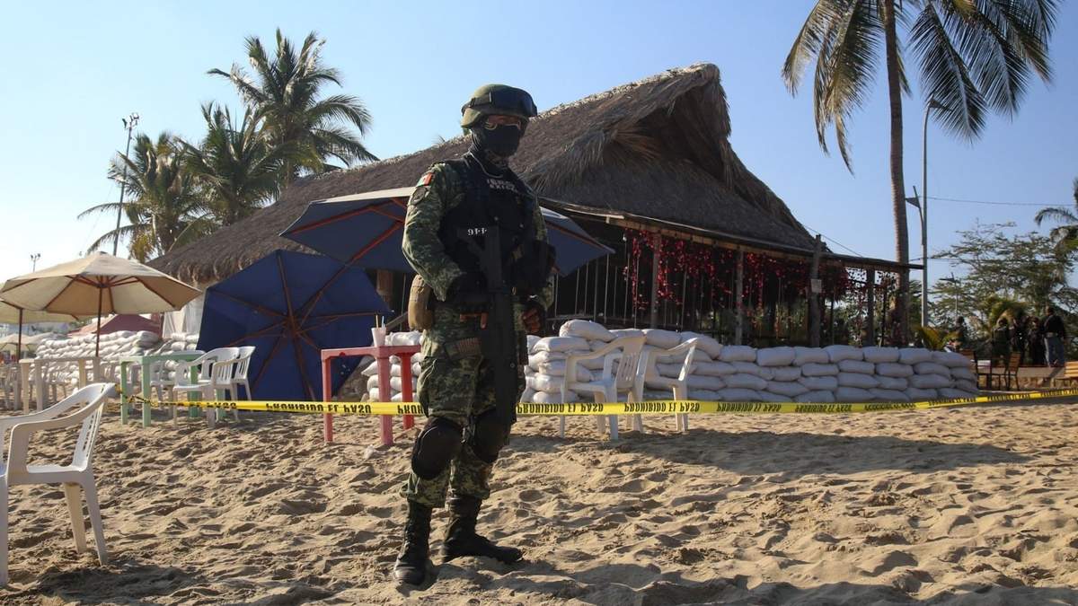 Elemento militar vigila