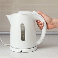 Dejá reluciente la pava eléctrica para el mate con solo 3 cosas muy fáciles de conseguir