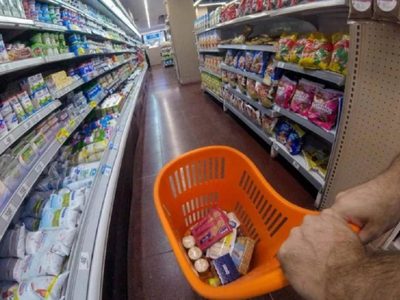 Multaron a dos supermercados de Neuquén por tener productos vencidos y precios engañosos