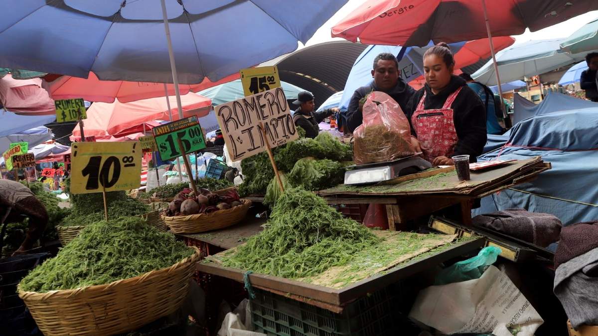 Venta de romeritos en la Central de Abastos de la Ciudad de México