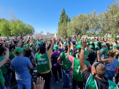 Protesta de ATE: extendió el bloqueo en los puentes y sumó un corte en la Ruta 151