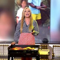 Se puso nerviosa: el blooper de Belén Esteban al presentar la insólita foto del Rey Juan Carlos