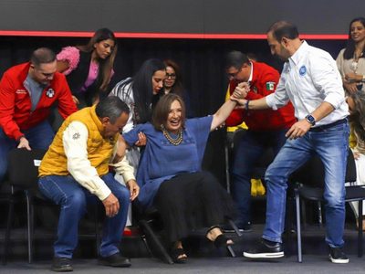 Xóchitl Gálvez se burla de su caída: "Esa silla quedó chica, vamos por la grande"