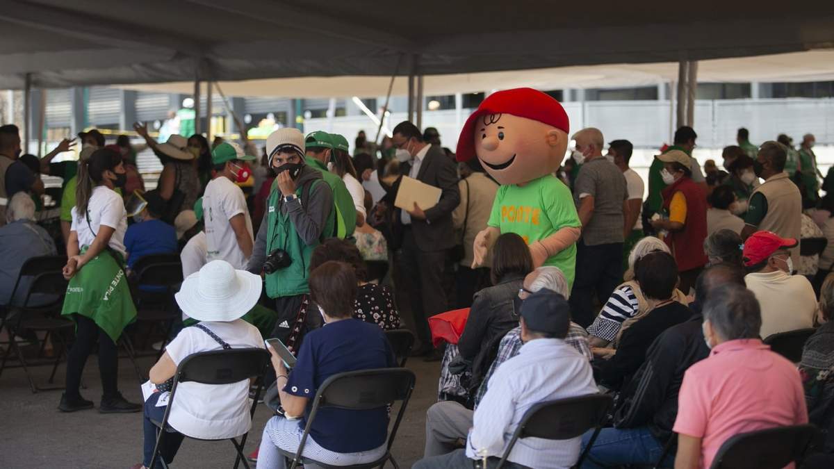 El crecimiento de la economía dependerá en gran medida de la velocidad de la campaña de vacunación, expuso el BM. En la imagen, aplicación de dosis en Coyoacán