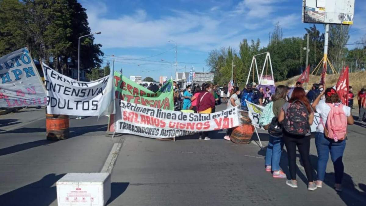 Personal de salud de Neuquén se manifestó en los puentes. Fuente: (Twitter)