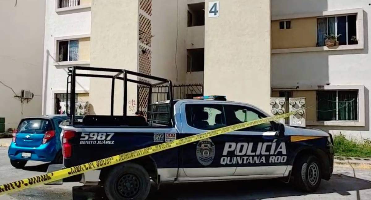 Policías en el fraccionamiento en el que fueron descubiertos los cuerpos