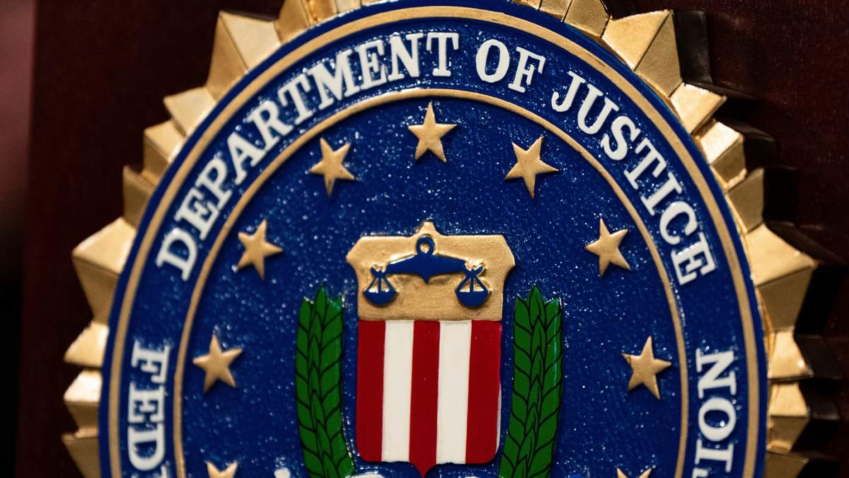 El estandarte del FBI durante una conferencia de prensa en la oficina de esa agencia en Portland, Oregon, el 16 de enero del 2025