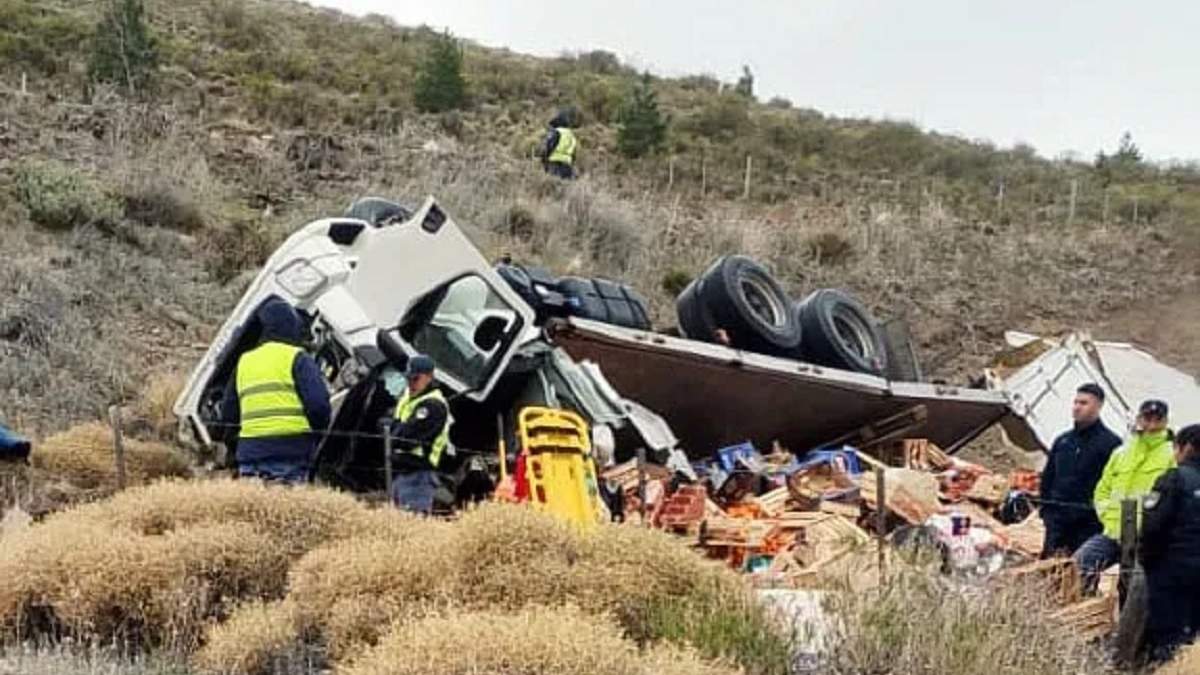 El camión quedó volcado y destrozado en el fondo del barranco. Fuente (Bomberos de Piedra del Aguila)