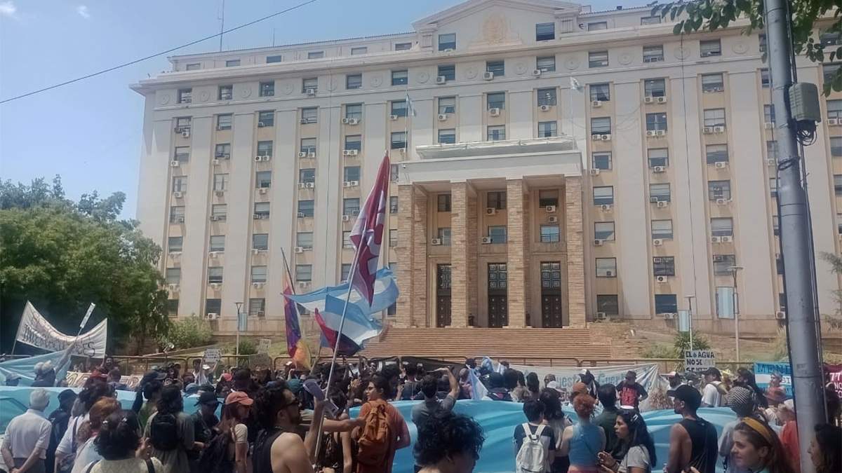 Miles de personas se concentran en la Casa de Gobierno para manifestarse contra la minería una vez más