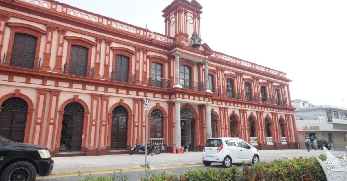 Durante marcha de Generación Z derriban y queman portón del Palacio de Gobierno de Colima (Videos)