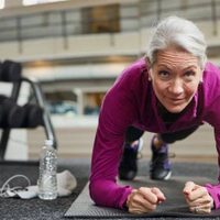 Para mujeres de 50 años o más y sin salir de casa: los ejercicios que te ayudarán a eliminar la celulitis