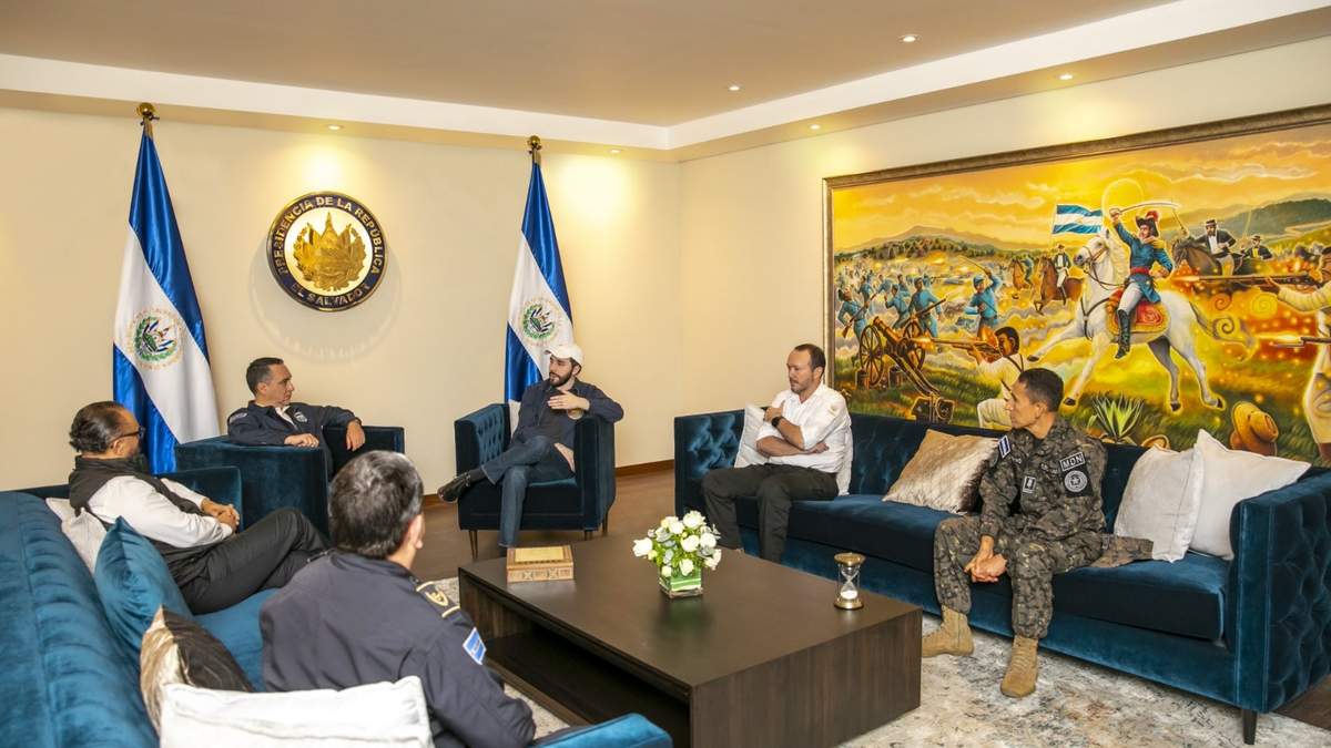El presidente de El Salvador, Nayib Bukele, con mandos de Seguridad