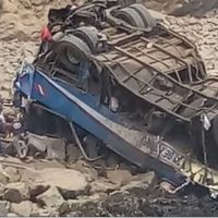 Autobús de pasajeros cae a precipicio en Perú; hay al menos 25 muertos