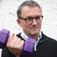 Quién era Michael Mosley, el presentador de TV británico hallado muerto en una isla griega