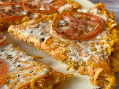 Pizza con masa de zanahoria versión fit: bien crocante y jugosa para resolver la cena este verano