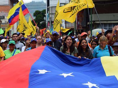 Los miembros de la oposición venezolana votan para disolver el gobierno interino