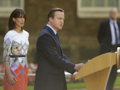 Hunde a mercados salida de Gran Bretaña de UE; Cameron renuncia