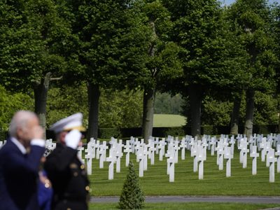 Biden cierra su viaje a Francia visitando un cementerio militar estadunidense