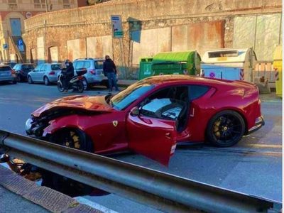 Empleado de un autolavado choca el Ferrari de un futbolista italiano