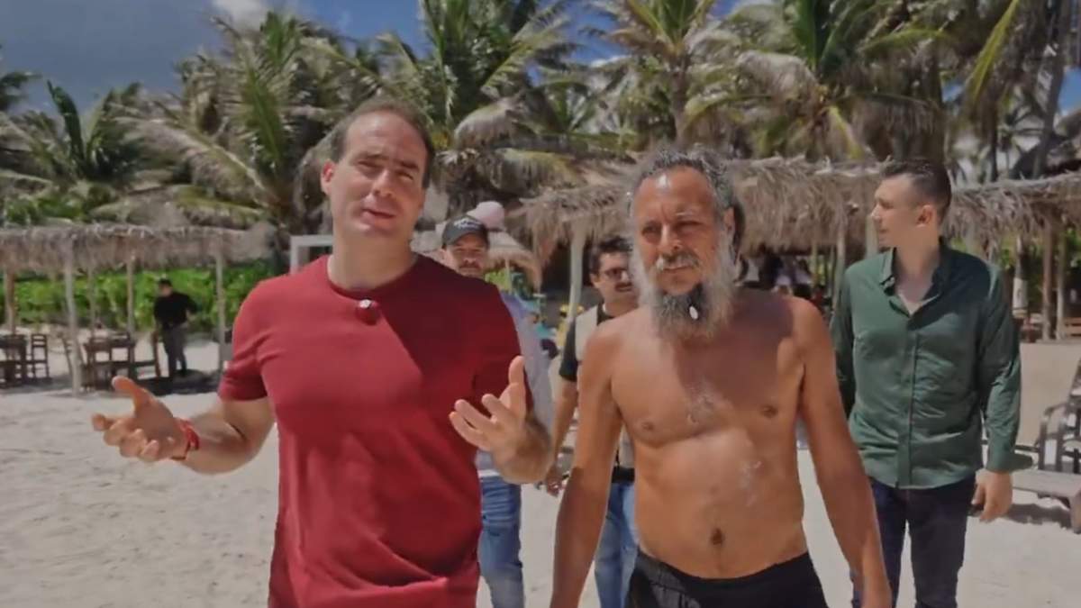 El alcalde de Tulum, Diego Castañón Trejo (izq.)