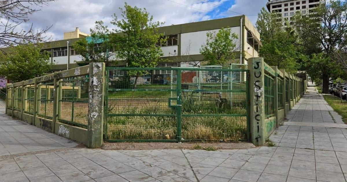 Los alumnos del CPEM 12 denunciaron la explosión de un calefactor y pérdida de gas. Fuente: (Javier Manzano)
