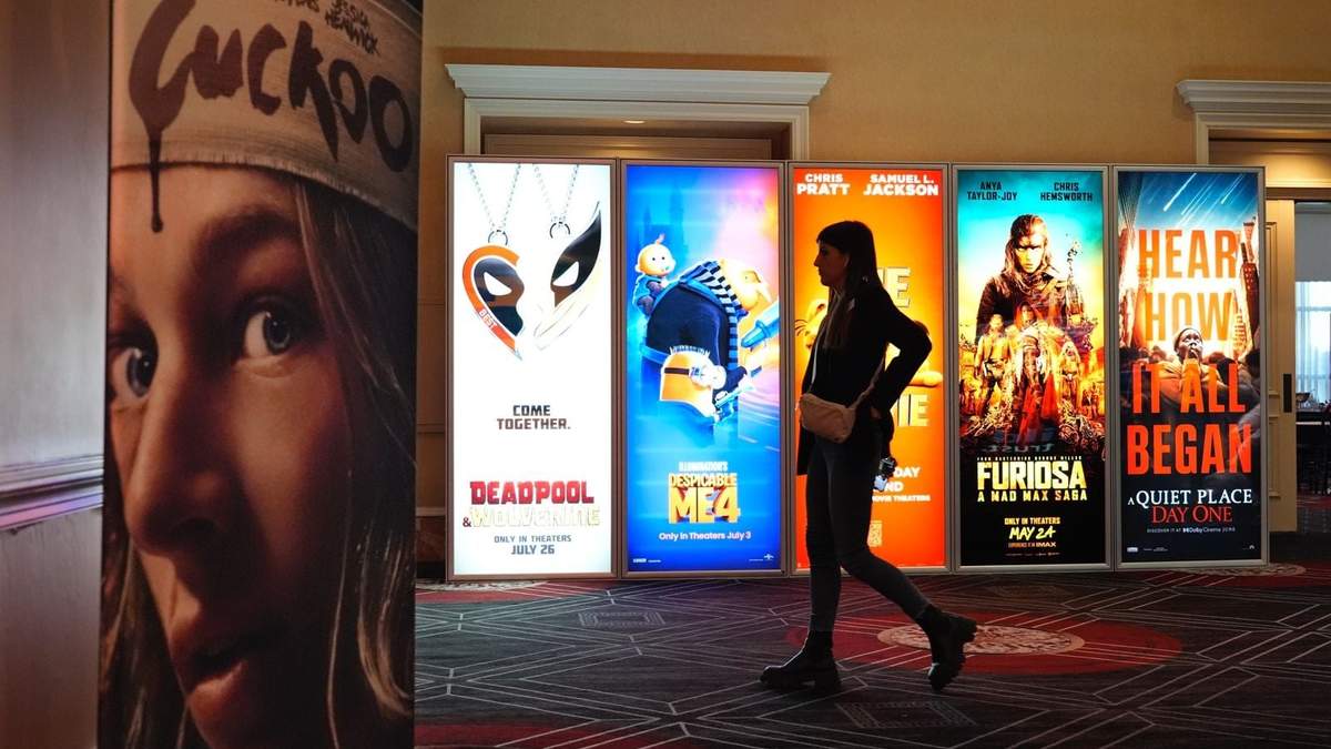 Un visitante pasa junto anuncios de próximas películas el día inaugural de CinemaCon 2024 en el Caesars Palace