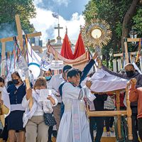 Los jóvenes, deslumbrados por las armas