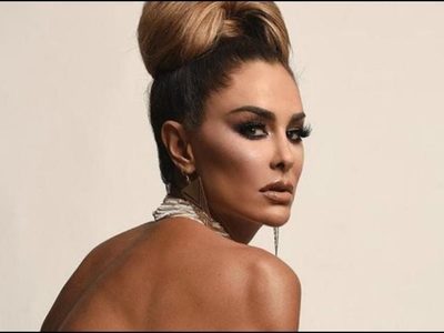 ¡Infernal traje de baño! Ninel Conde se inclinó hacia delante y... ¡Se escaparon!