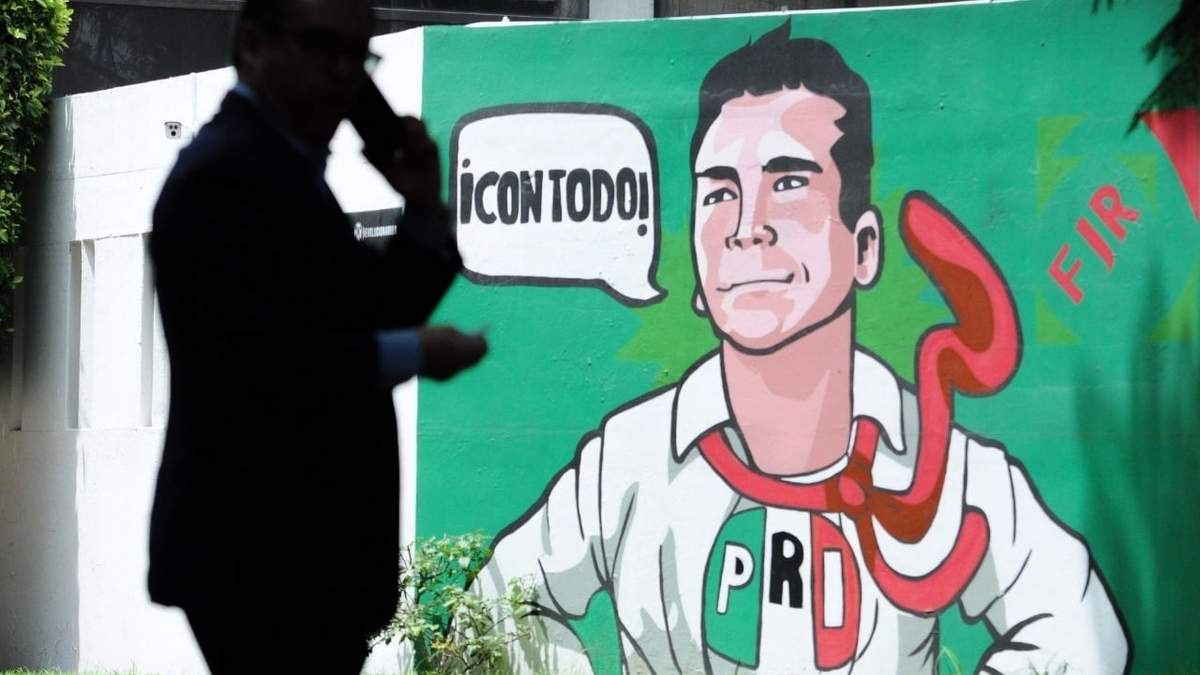 Un mural de Alejandro Moreno afuera del auditorio donde se llevó a cabo la elección