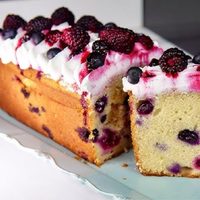Budín proteico de yogur y frutos rojos: perfecto para el antojo dulce y listo en pocos minutos