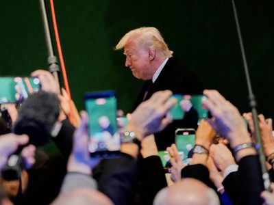 Trump asegura que una "flota enorme" se dirige hacia Irán