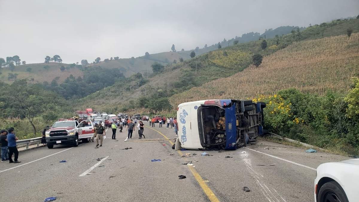 Vuelca autobús que transportaba a jornaleros tsotsiles con destino a Sonora; hay un fallecido